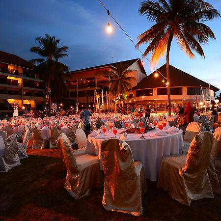 大马宫殿温泉度假村 古晋 外观 照片 A wedding reception at the Royal Island Resort and Spa