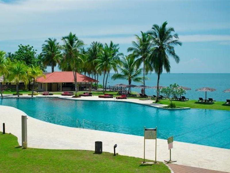大马宫殿温泉度假村 古晋 外观 照片 The swimming pool at the resort
