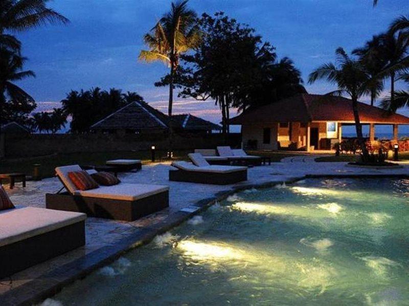 大马宫殿温泉度假村 古晋 外观 照片 The swimming pool at the resort