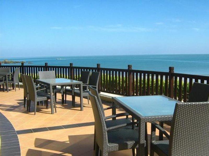 大马宫殿温泉度假村 古晋 外观 照片 View of the beach from the hotel