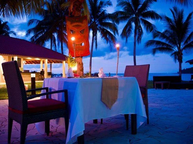 大马宫殿温泉度假村 古晋 外观 照片 A beachside restaurant in Maldives