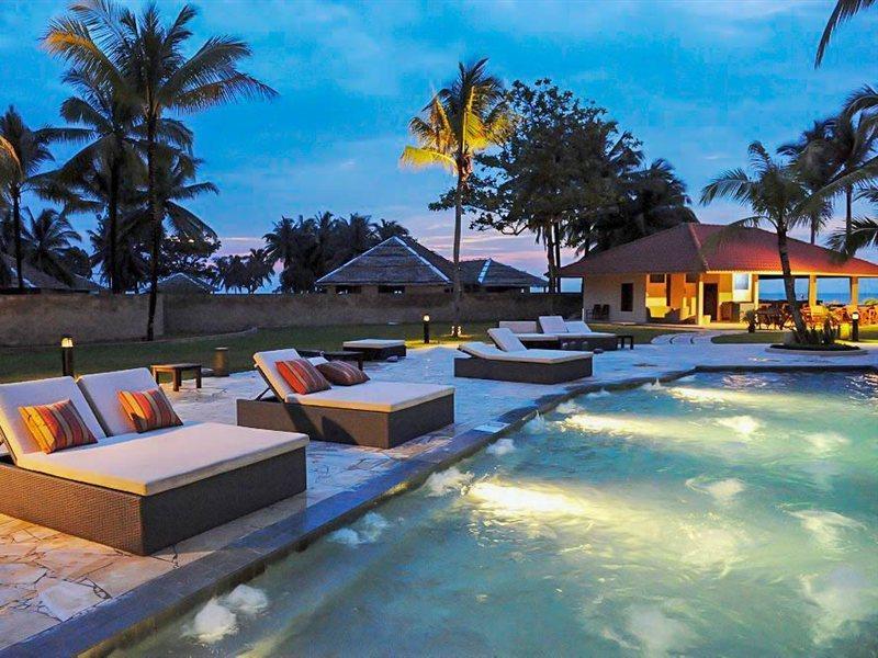 大马宫殿温泉度假村 古晋 外观 照片 The swimming pool at the resort