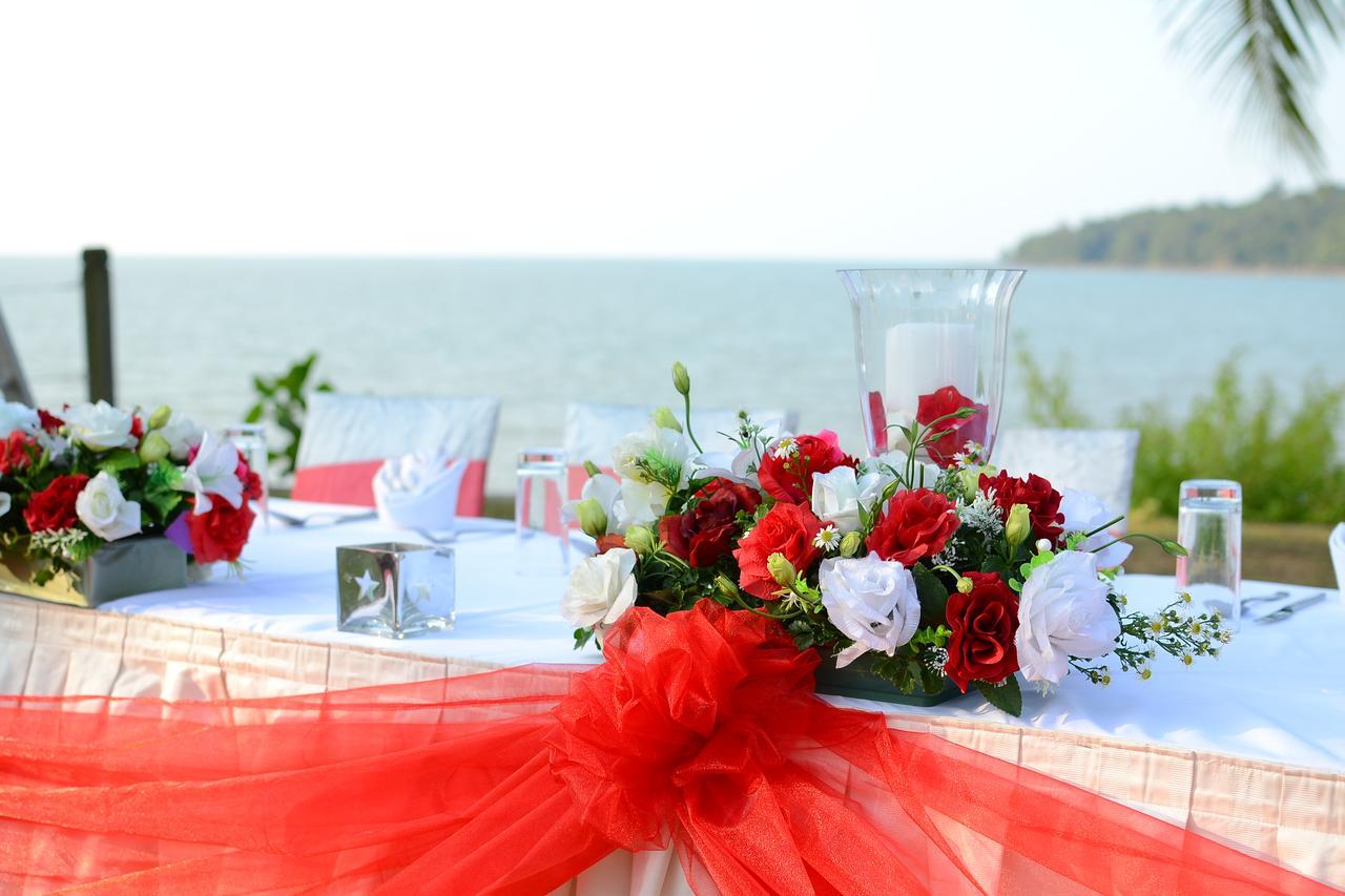 大马宫殿温泉度假村 古晋 外观 照片 A table decorated for a wedding
