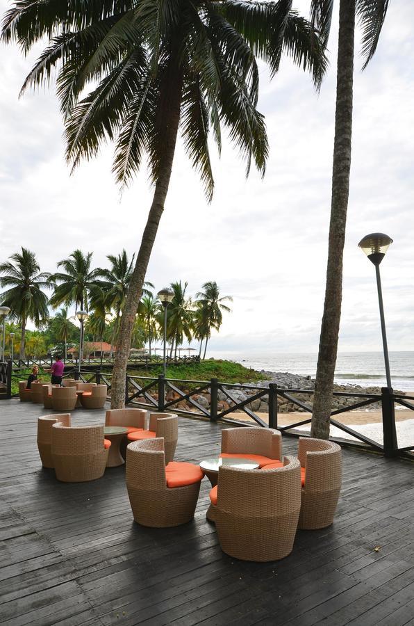 大马宫殿温泉度假村 古晋 外观 照片 The beach at the Mövenpick Hotel, Labadi, Accra