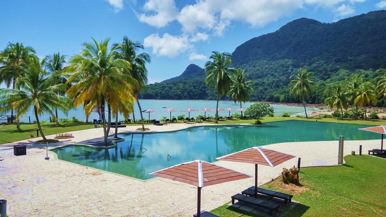大马宫殿温泉度假村 古晋 外观 照片 The swimming pool at the resort