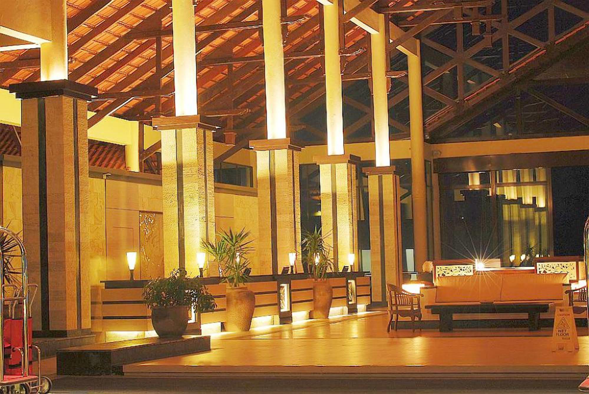 大马宫殿温泉度假村 古晋 外观 照片 The interior of the hotel
