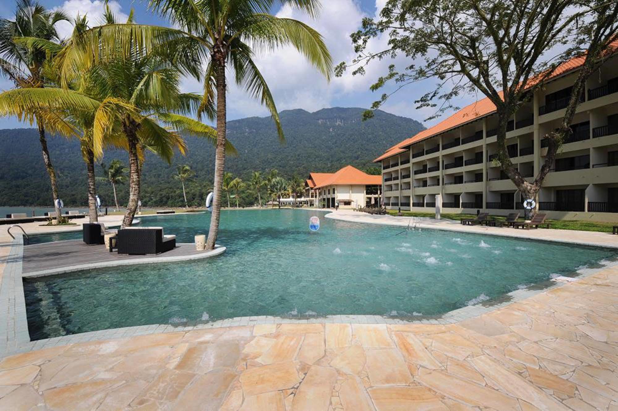 大马宫殿温泉度假村 古晋 外观 照片 The swimming pool at the resort