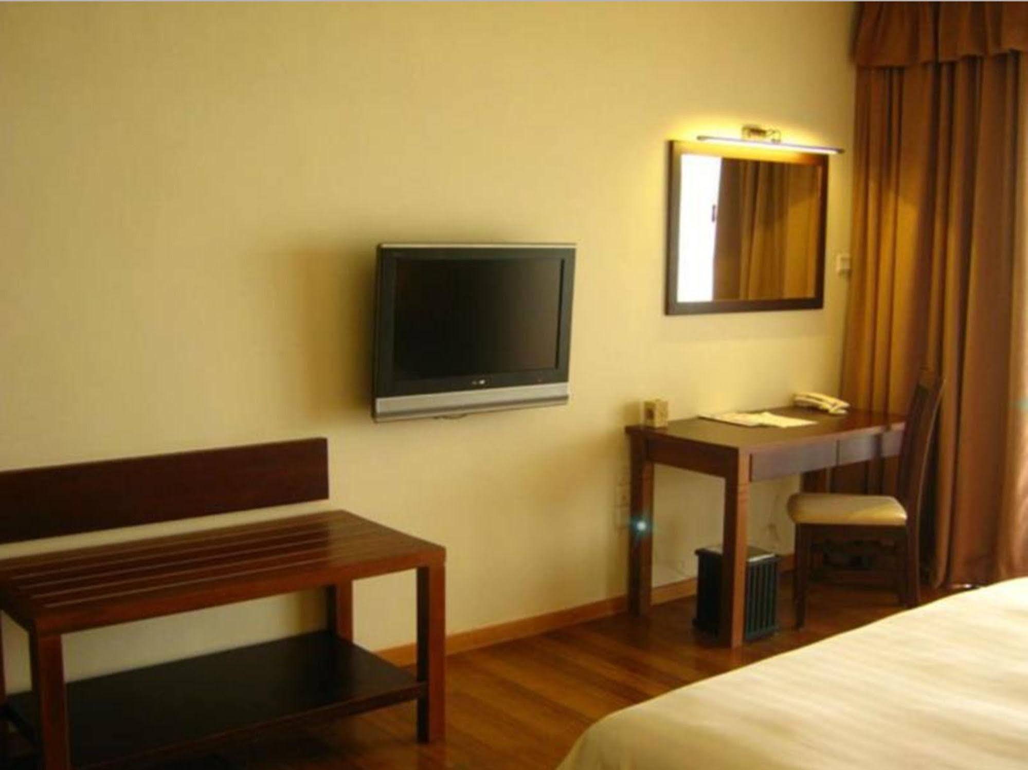 大马宫殿温泉度假村 古晋 外观 照片 A room at the hotel