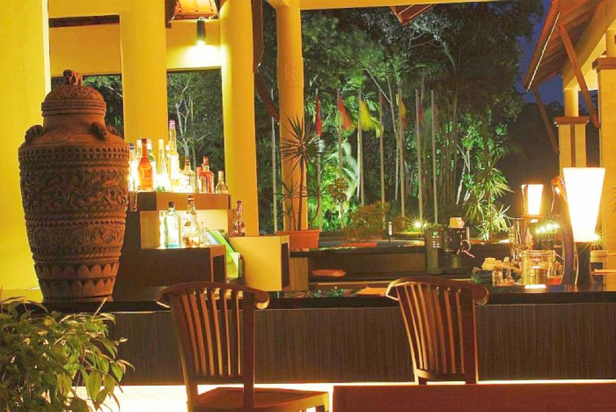 大马宫殿温泉度假村 古晋 外观 照片 The bar at the hotel
